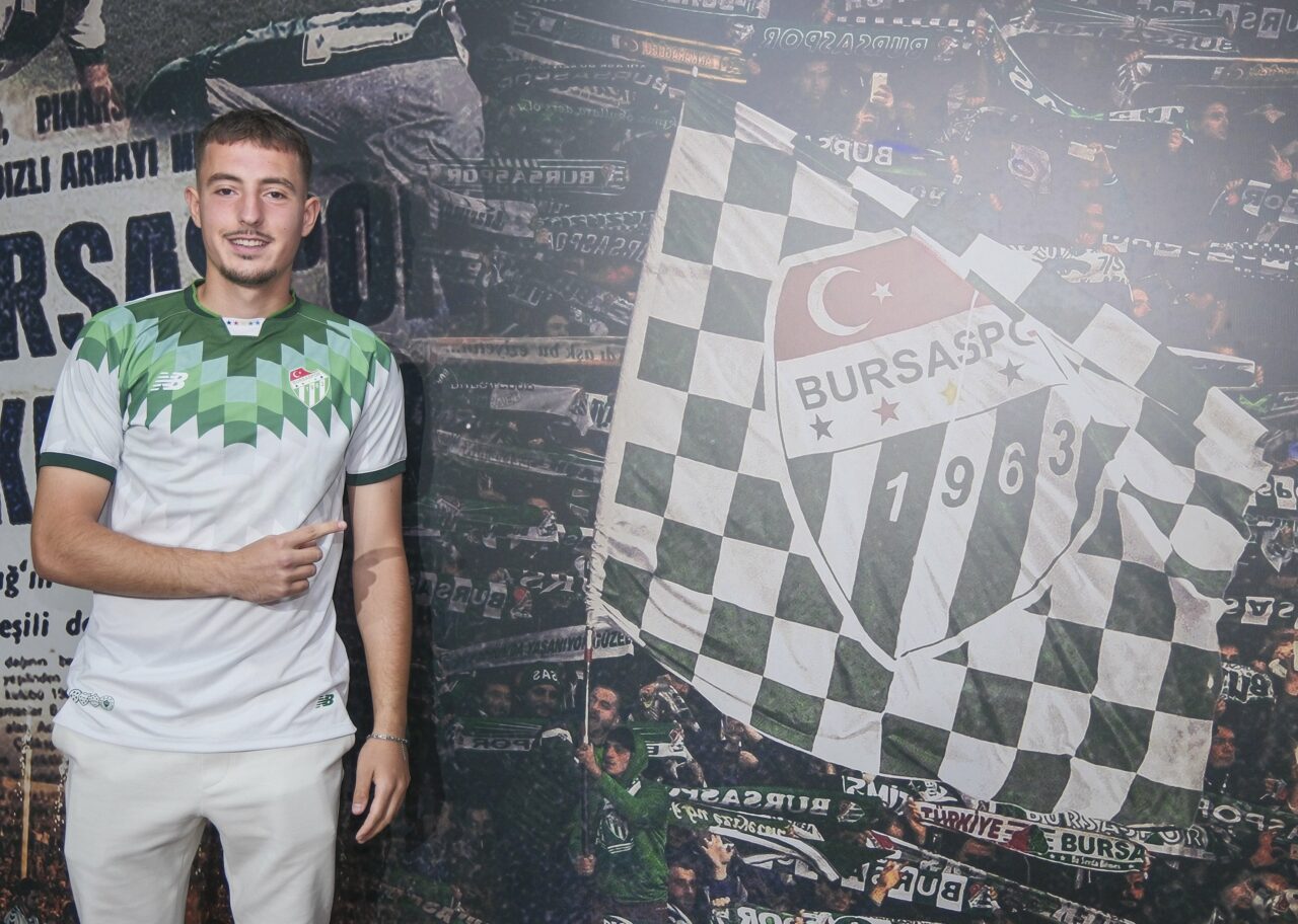 Bursaspor’dan 4 futbolcuya imza Bursaspor’dan 4 futbolcuya imza