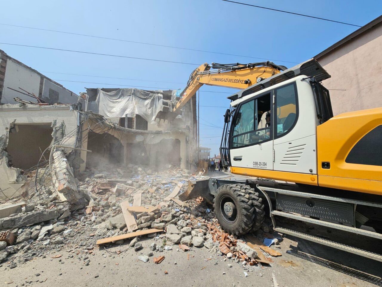 Bursa’daki kaçak binaya yıkım!