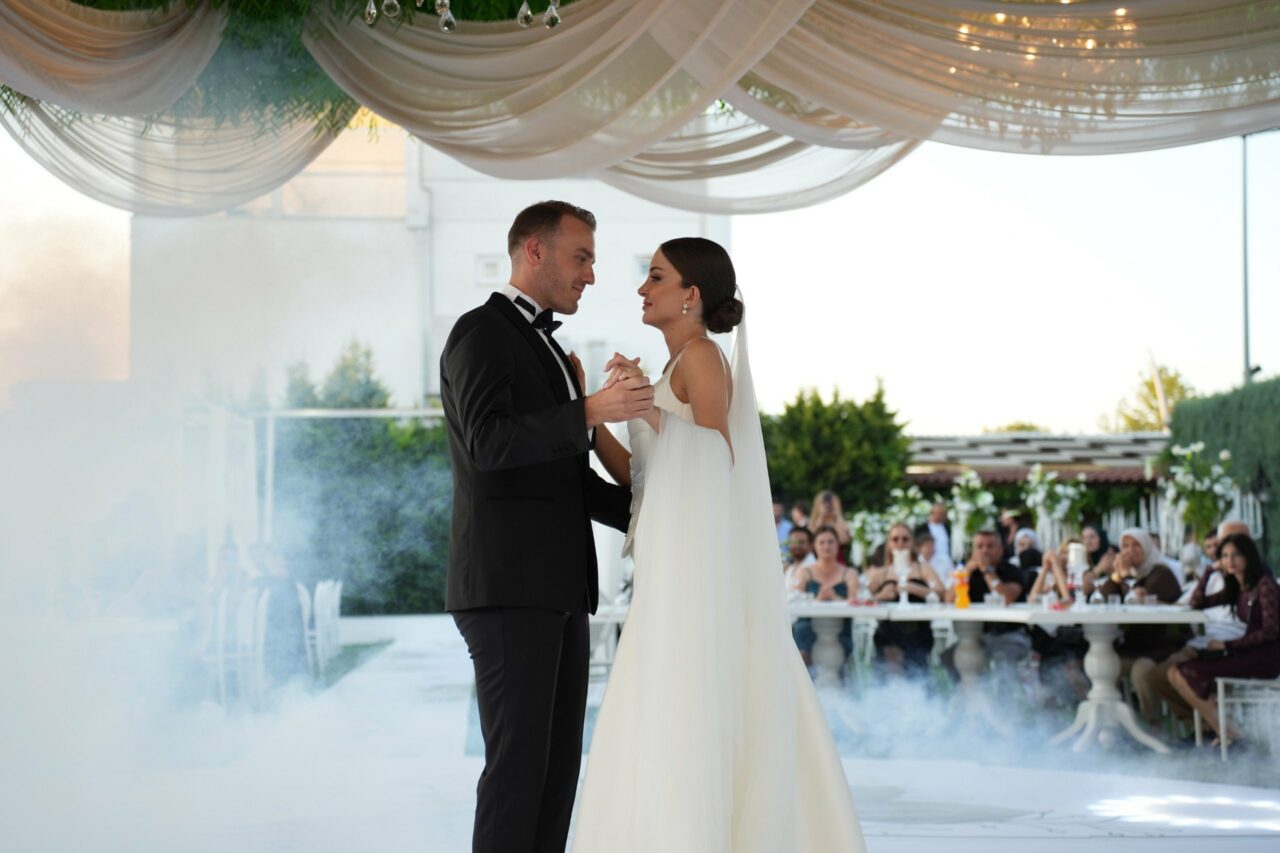 Bursaspor’a 6 yıl sonra dönen Ertuğrul Ersoy evlendi Bursaspor’a 6 yıl sonra dönen Ertuğrul Ersoy evlendi