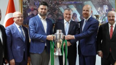 Gençlik ve Spor Bakanı Osman Aşkın Bak; ‘Süper Lig hasretle Bursaspor’u bekliyor’