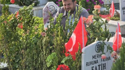 Hatay’da deprem şehitliğinde buruk bayram