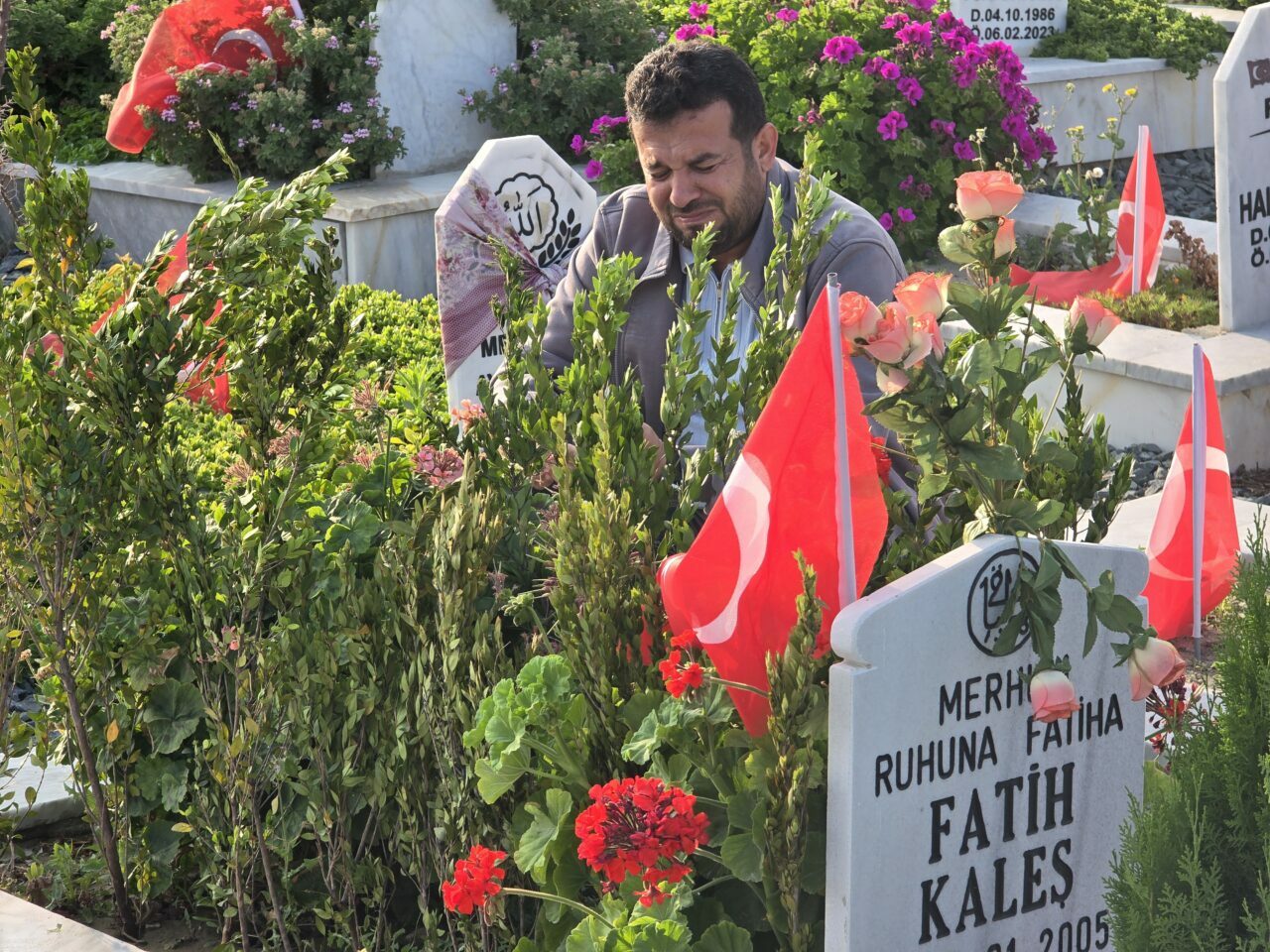 Hatay’da deprem şehitliğinde buruk bayram