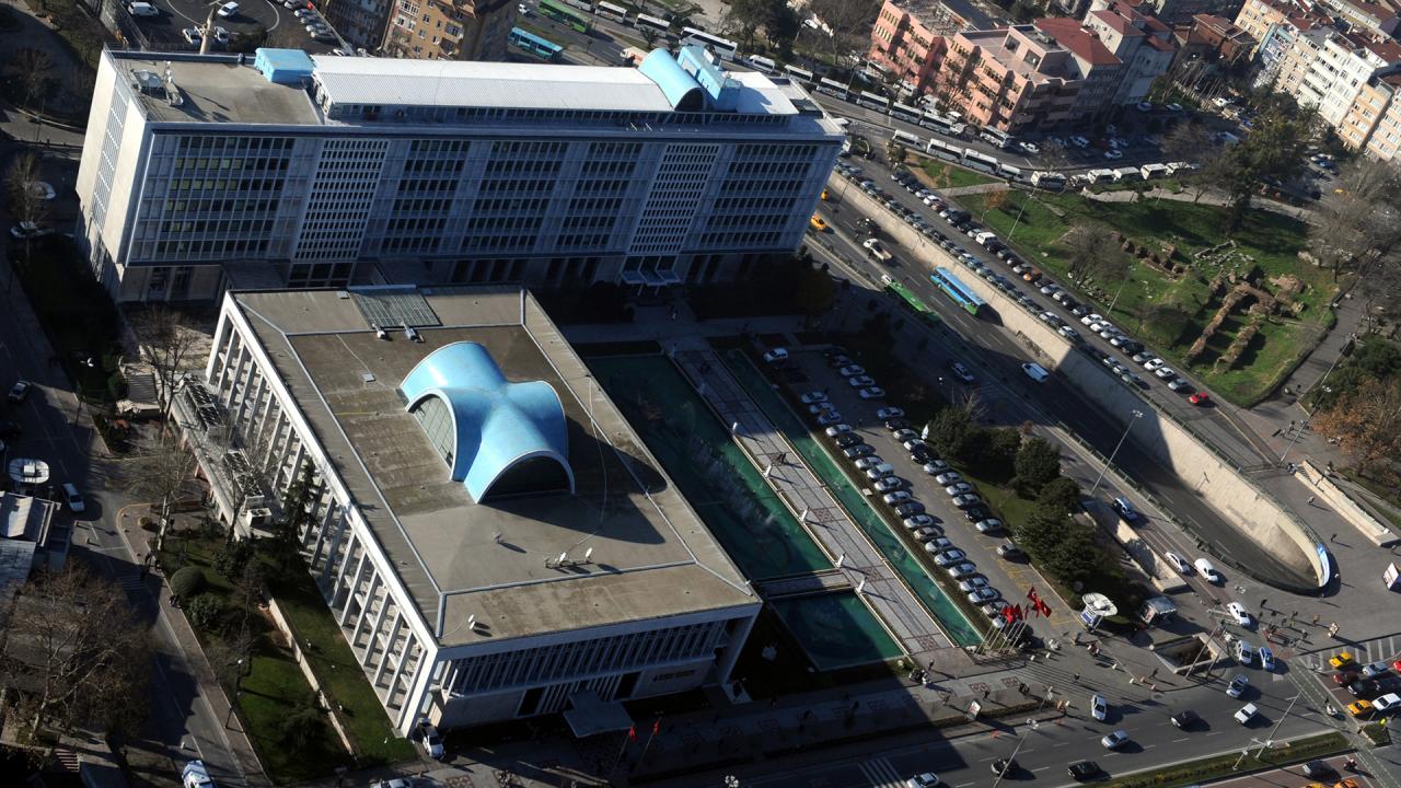 Yolsuzluk soruşturmalarında 22 tutuklama Yolsuzluk soruşturmalarında 22 tutuklama