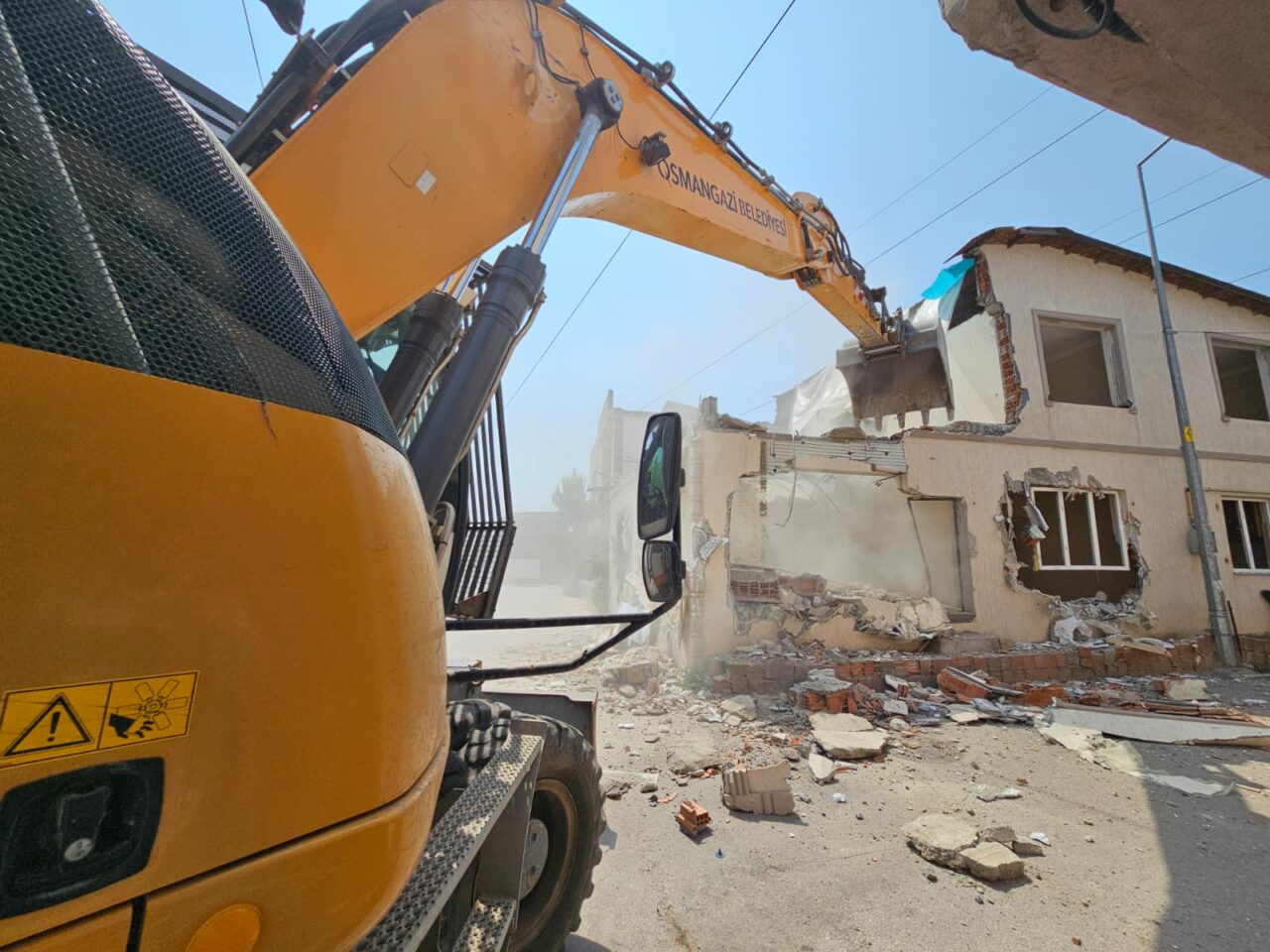 Bursa’da kaçak yapıya geçit yok! Yerle bir edildi… Bursa’da kaçak yapıya geçit yok! Yerle bir edildi…
