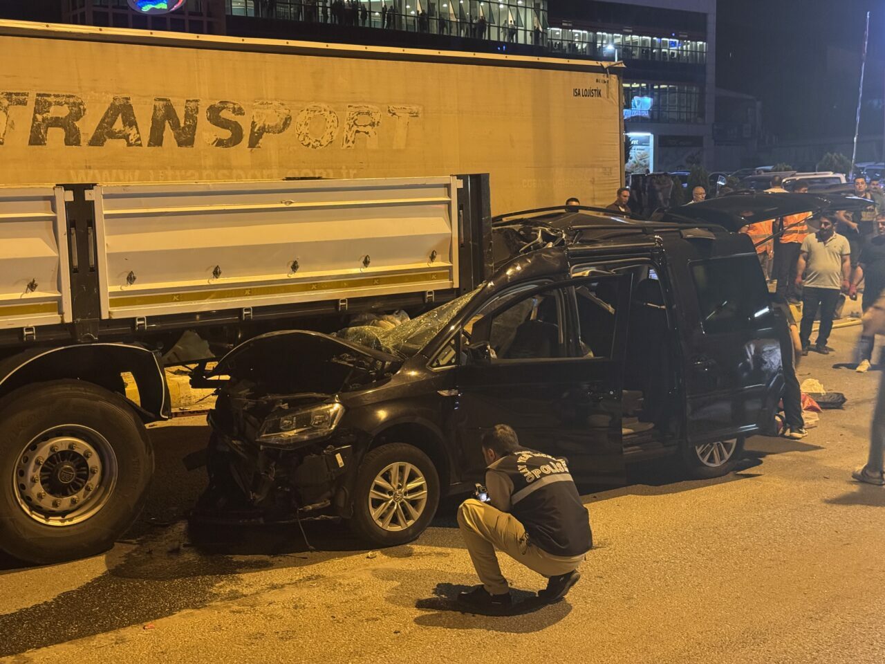 Kahreden kaza: 2 ölü, 3 yaralı