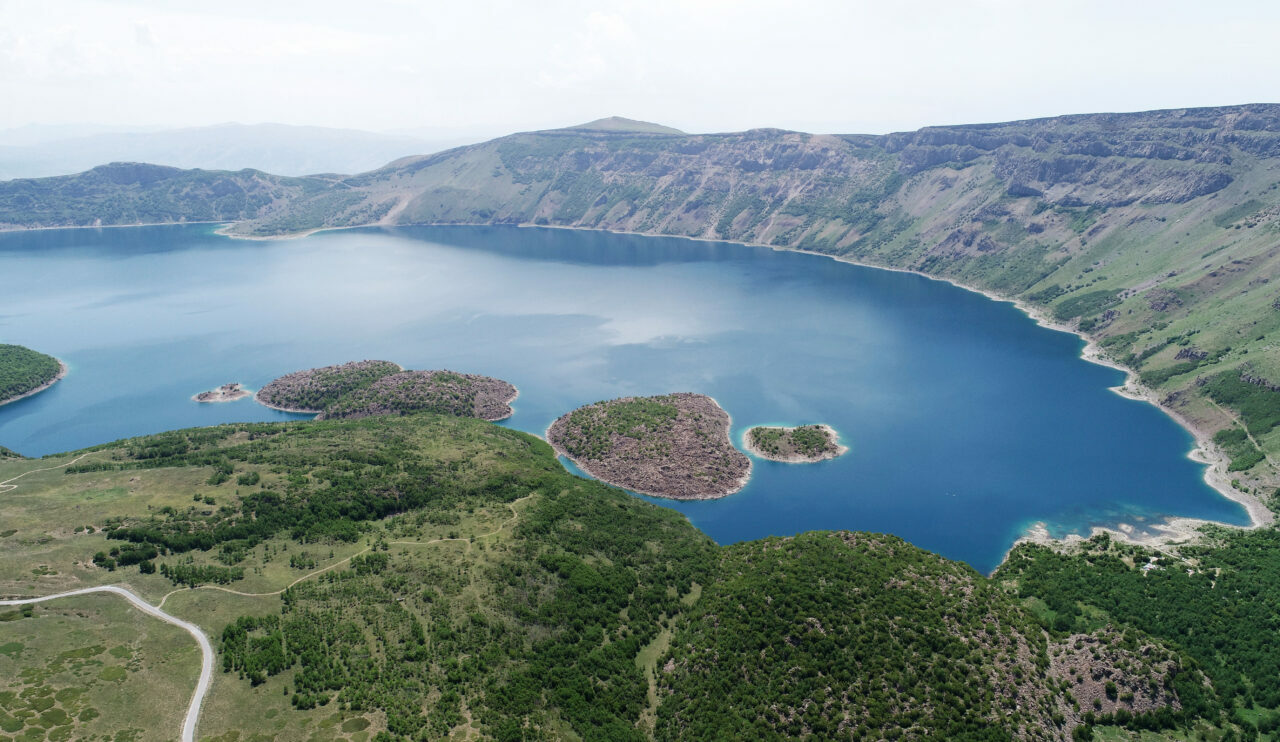 Mavi ve yeşil renkli gölleriyle ziyaretçileri cezbediyor