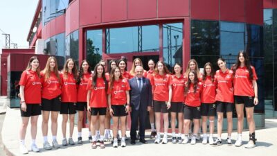 Başkan Şadi Özdemir’den filenin genç sultanlarına motivasyon ziyareti