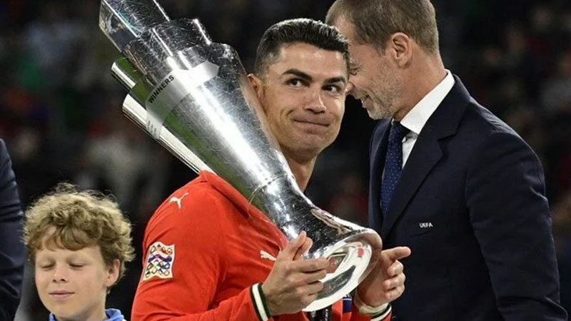 Cristiano Ronaldo transfer kararını açıkladı Kariyerinde 34. kupasını Portekiz Milli Takımı'nda kaldıran Ronaldo, transfer kararını
