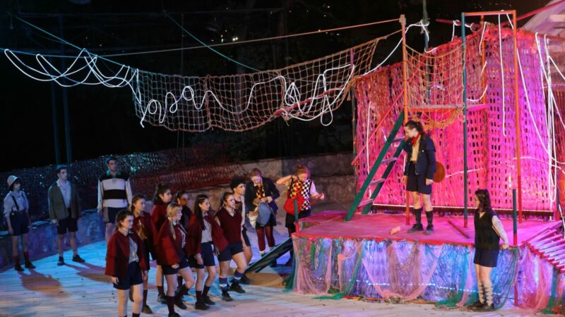 Nilüfer Kent Tiyatrosu'nun gençlik projesi olan Genç NKT'nin 2025 ekibi,