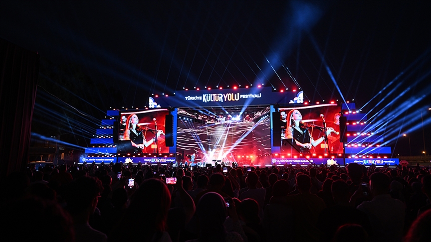 Bursa’ya ünlü yağacak! Bakanlık tarihleri, sanatçıları ve yeri duyurdu…