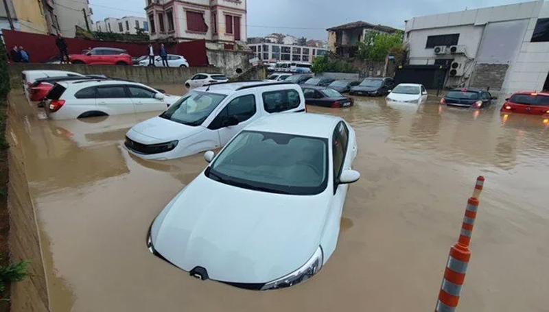 Trabzon’u sağanak yağış vurdu