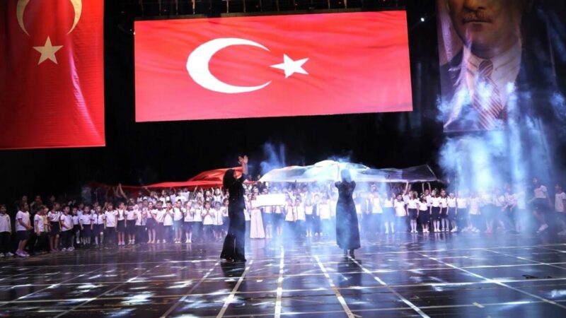 Bursa Altınşehir Okulları’ndan göz kamaştıran festival; Dünya barışı için sahne aldılar Altınşehir Okulları tarafından bu yıl 7’ncisi düzenlenen geleneksel Altın Festival-AltınFest,