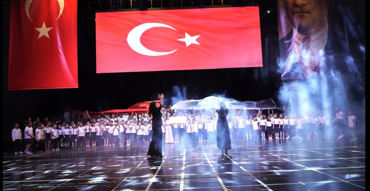 Bursa Altınşehir Okulları’ndan göz kamaştıran festival; Dünya barışı için sahne aldılar