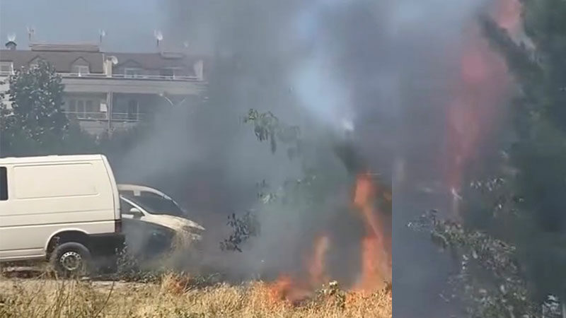 Bursa’da peş peşe yangın paniği! Araçlara sıçradı Bursa'da Osmangazi ilçesi Cumhuriyet Mahallesi'nde çıkan yangın, park halinde hafif