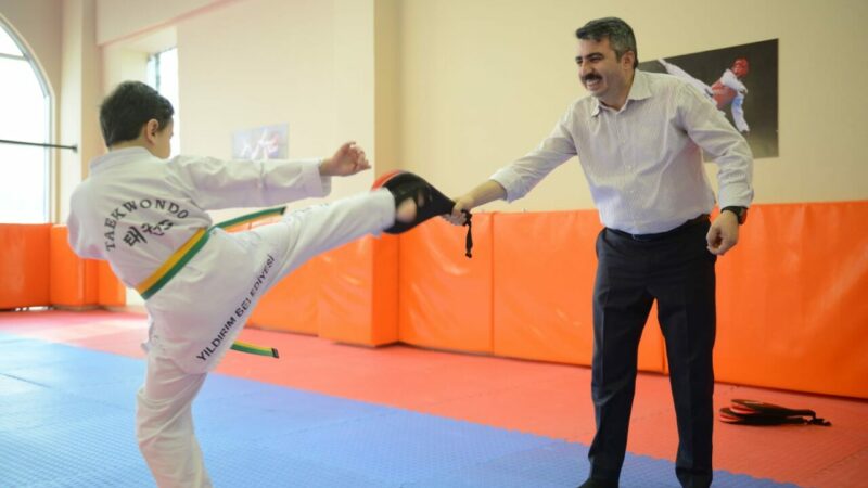 Bursa’da Yıldırım Belediyesi’nin yaz spor okulları başlıyor Yıldırım Belediyesi, 4-14 yaş arası çocukla gençlerin fiziksel ve ruhsal