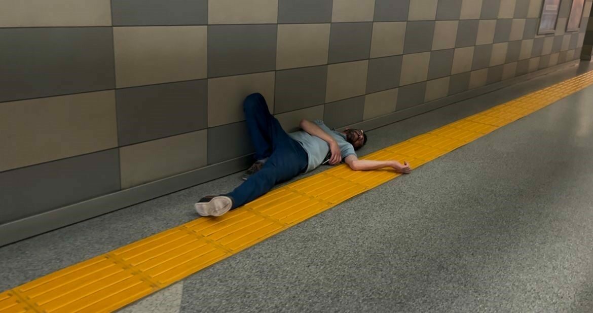 Yer: Bursa… Metro istasyonunda sızıp kaldı Yer: Bursa… Metro istasyonunda sızıp kaldı