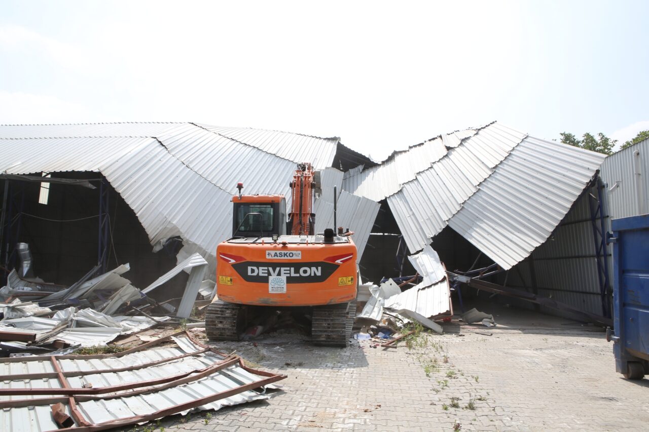 Bursa’da kaçak işyeri yıkıldı