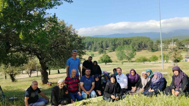 Bursa’nın o ilçesinde yürekleri ısıtan buluşma! Bursa’nın Keles ilçesine bağlı Gököz Mahallesi'nde ’Köyün Yalnız Çınarlarına Unutulmaz
