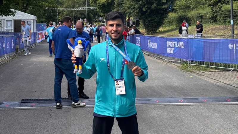 Osmangazili atletin milli forma ile madalya sevinci