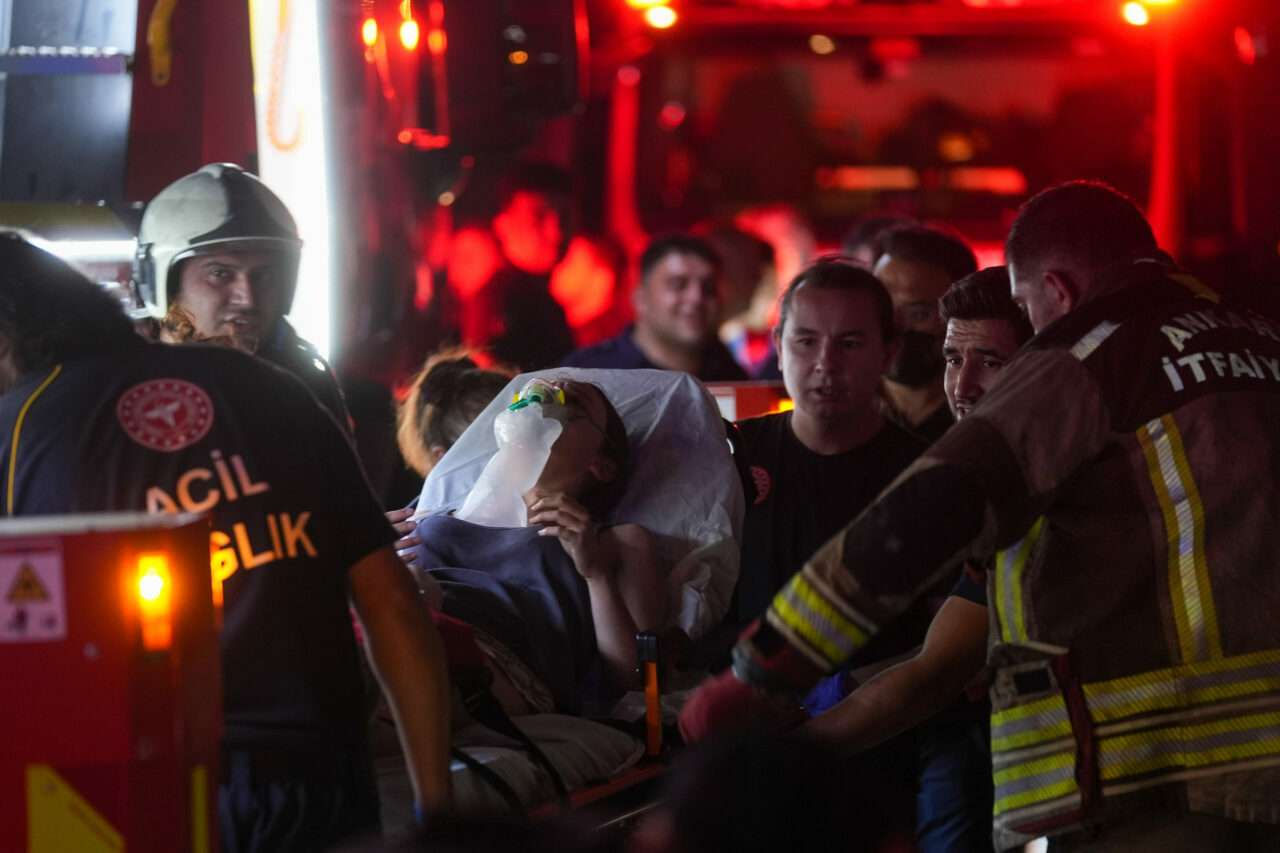 26 katlı binada yangın: 1’i bebek 3 ölü