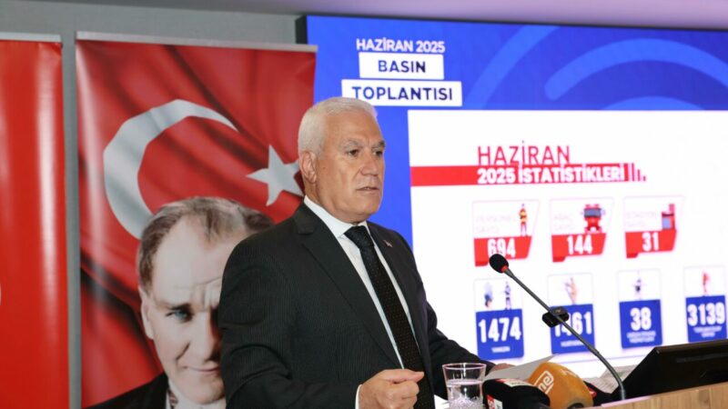 Bursa Büyükşehir Belediye Başkanı Mustafa Bozbey, Gemlik'teki deprem sonrası geçmiş