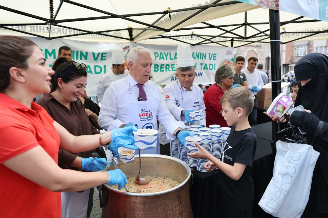 Bursa’da aşure geleneği: 19 noktada dağıtıldı Bursa’da aşure geleneği: 19 noktada dağıtıldı