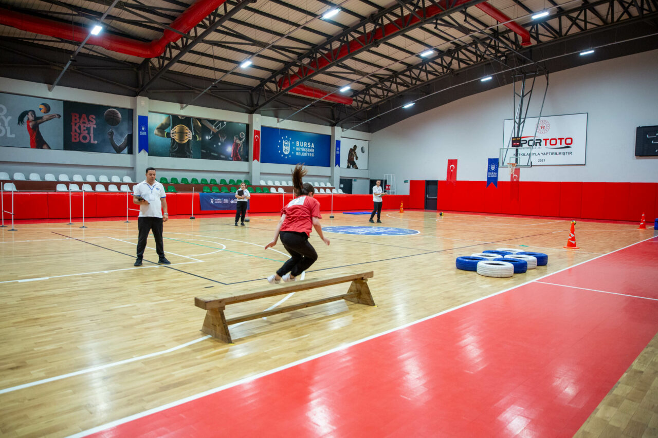 Bursa’da zabıta olmak için parkurda ter döktüler