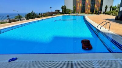 4 yaşındaki çocuk akülü arabasıyla havuza düştü