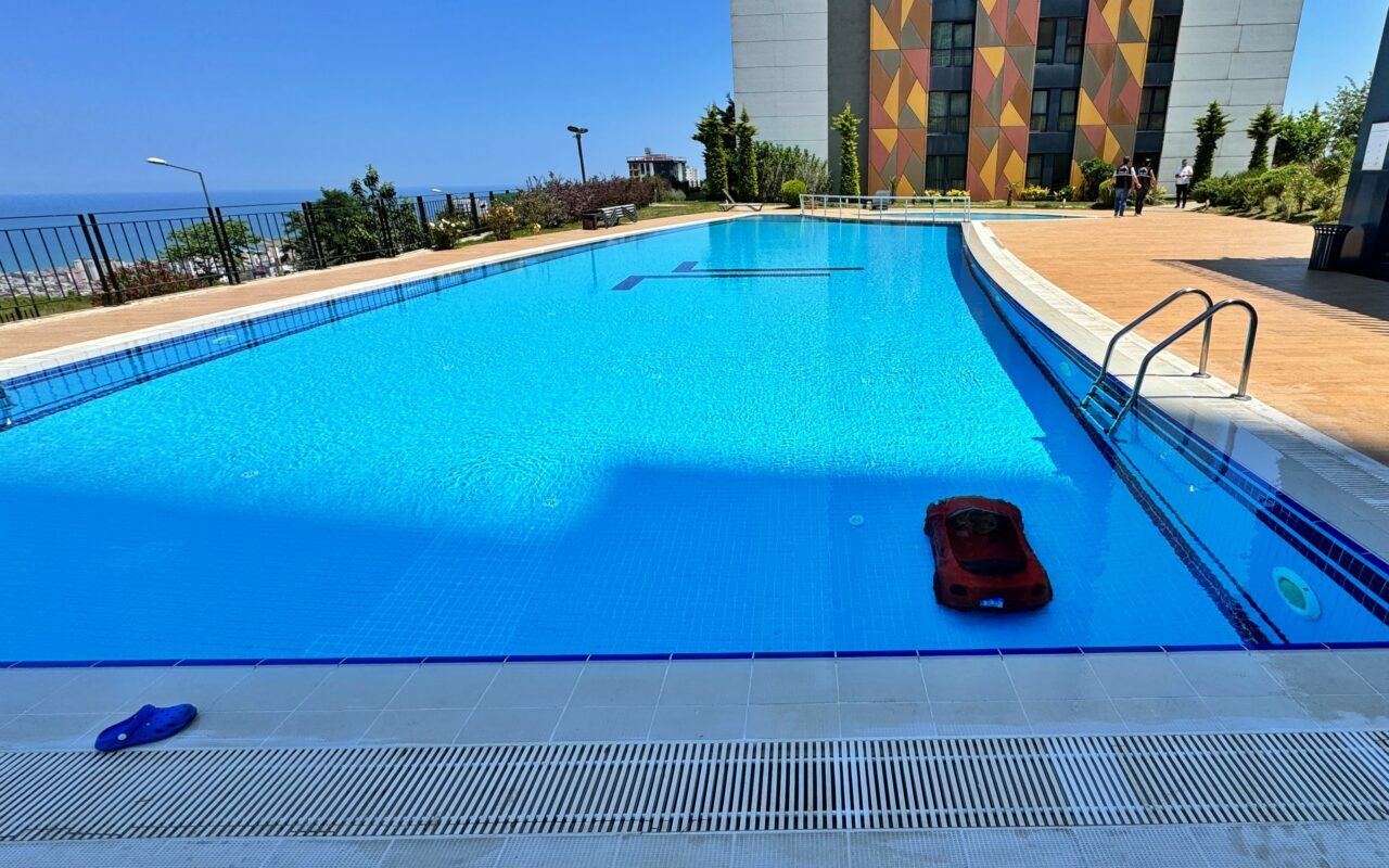 4 yaşındaki çocuk akülü arabasıyla havuza düştü 4 yaşındaki çocuk akülü arabasıyla havuza düştü