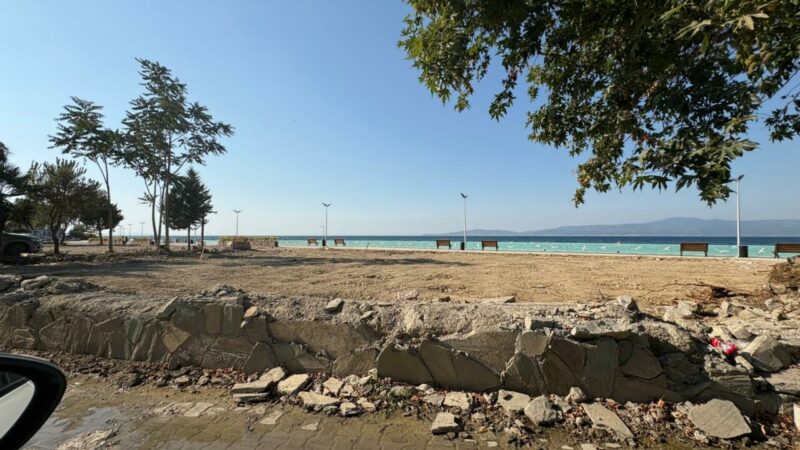 Mudanya’nın Trilye Mahallesi’nde sahil şeridinde yıllardır hizmet veren çay bahçeleri