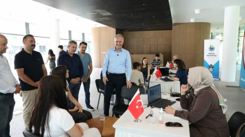 Sınavda da tercihte de İnegöl Belediyesi öğrencilerin yanında İnegöl Belediyesi’nin Ücretsiz Üniversite Tercih Danışmanlığı Noktasını ziyaret eden Belediye