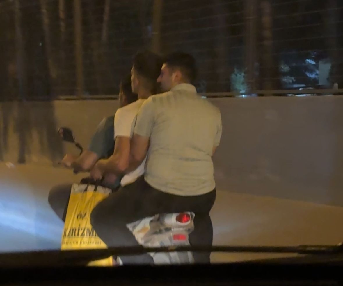 Bursa’da trafikte tehlike saçtılar! Plakasız motosiklette 3 kişi… Bursa’da trafikte tehlike saçtılar! Plakasız motosiklette 3 kişi…