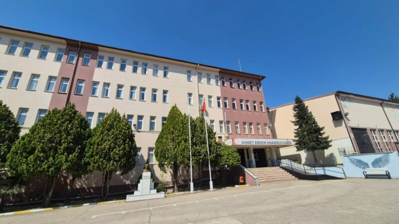 Bursa’nın kalbinde geleceğin liderlerini yetiştiren okul Eğitimde başarı sadece sınav sonuçlarıyla değil, öğrencilerin bilimsel, kültürel ve