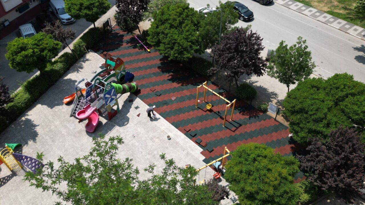 Bursa’nın o ilçesinde parkların zemini yenileniyor