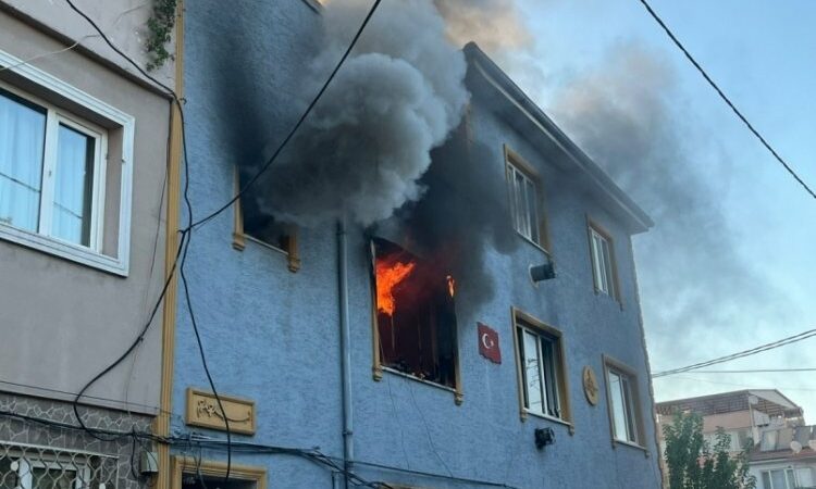 Bursa'nın Osmangazi ilçesinde bir dairede çıkan yangında dumandan etkilenen