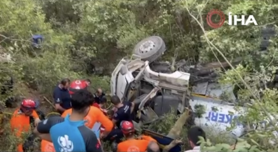 Bursa’da facia üstüne facia! Yangına giden su tankeri devrildi