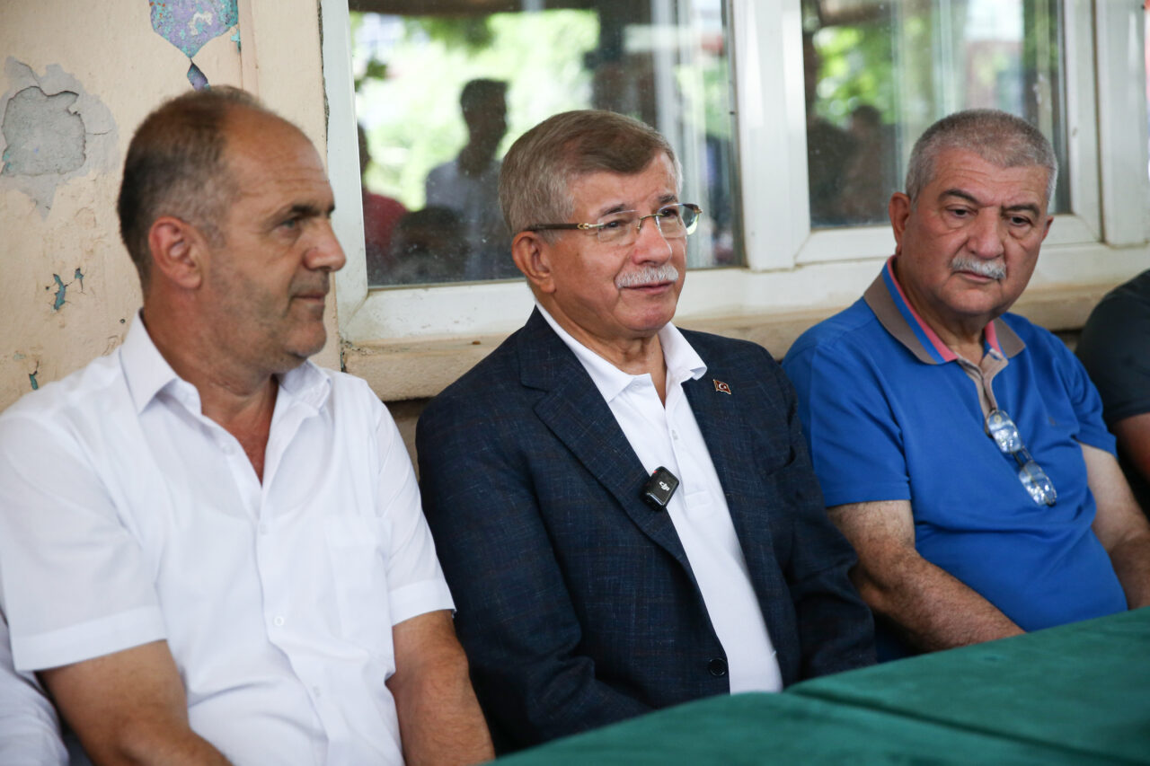 Gelecek Partisi Genel Başkanı Davutoğlu, Bursa’daki yangın bölgesinde