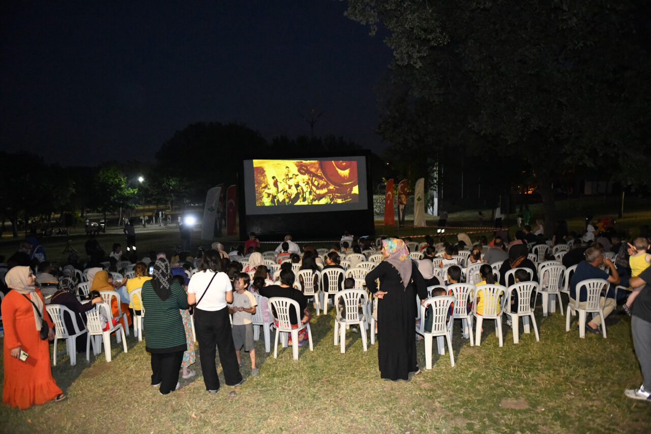 Bursa’da açık hava sinema keyfi devam ediyor