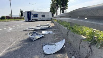 Askeri personel servisi devrildi: 13 yaralı