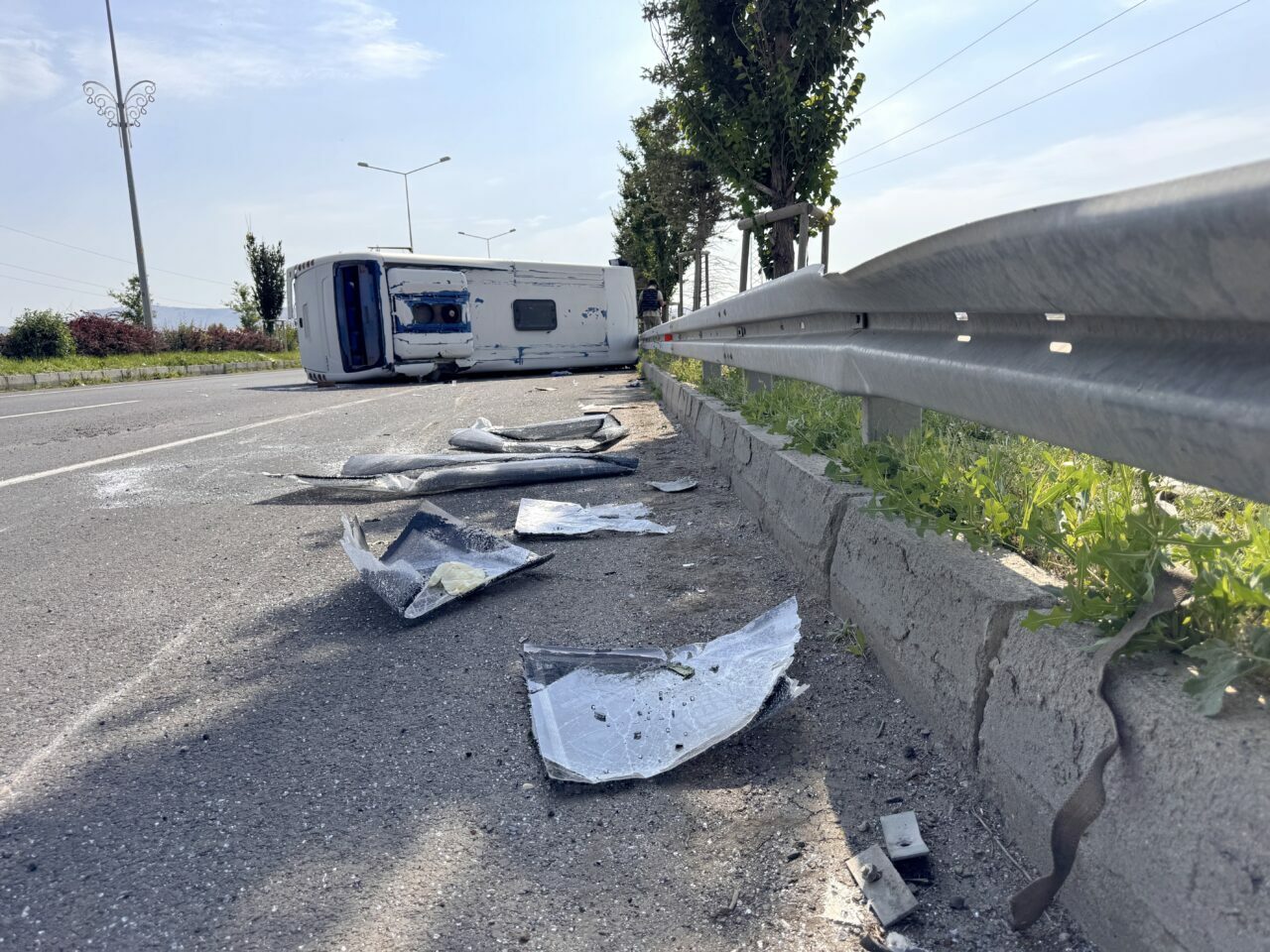 Askeri personel servisi devrildi: 13 yaralı