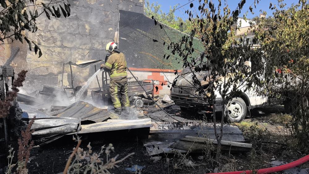 Bursa’da odunlukta çıkan yangının hasara büyük oldu! Bursa’da odunlukta çıkan yangının hasara büyük oldu!