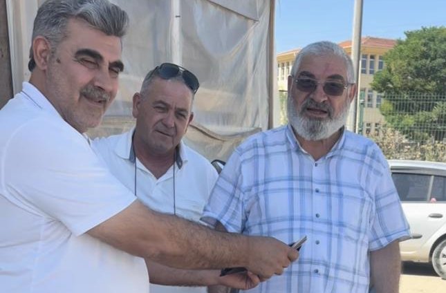 Bursa’da bulduğu içi para dolu cüzdanı sahibine teslim etti Bursa’da bulduğu içi para dolu cüzdanı sahibine teslim etti