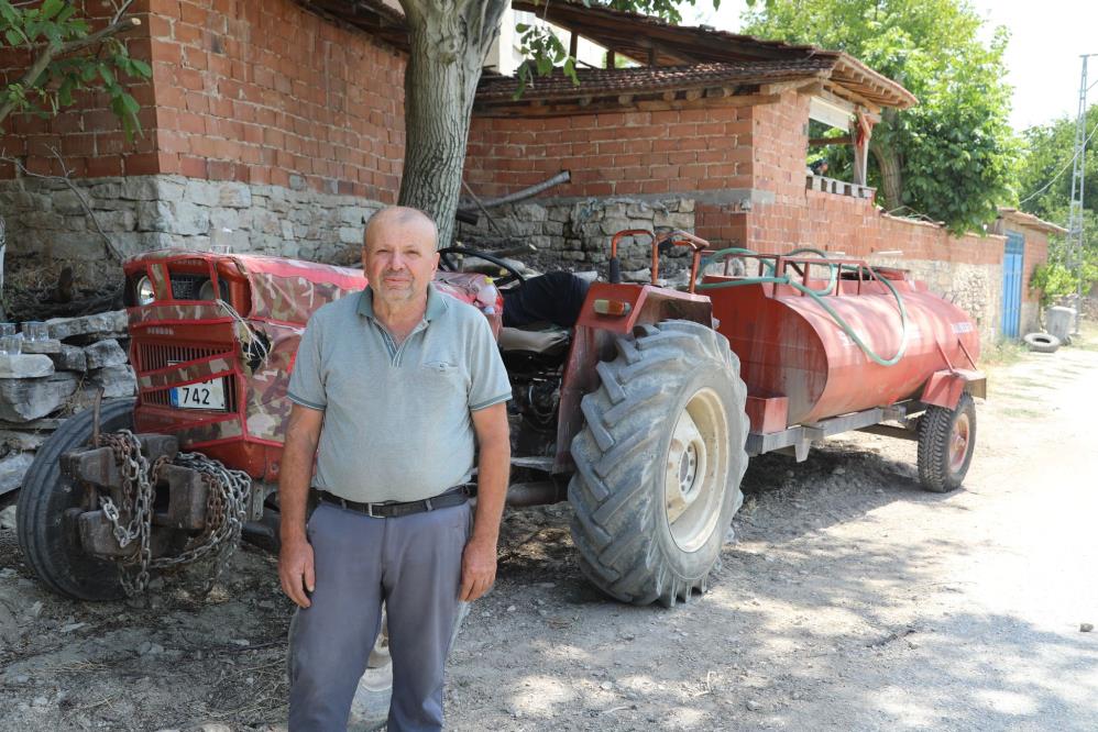 Patlak lastiğiyle yangına su taşıyıp Türkiye’nin gönlünü fetheden Bursalı çiftçiden duygulandıran sözler Patlak lastiğiyle yangına su taşıyıp Türkiye’nin gönlünü fetheden Bursalı çiftçiden duygulandıran sözler
