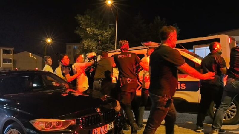 Bursa'da gençler arasındaki kavgaya aileler de karıştı. Yaşanan arbede kameraya