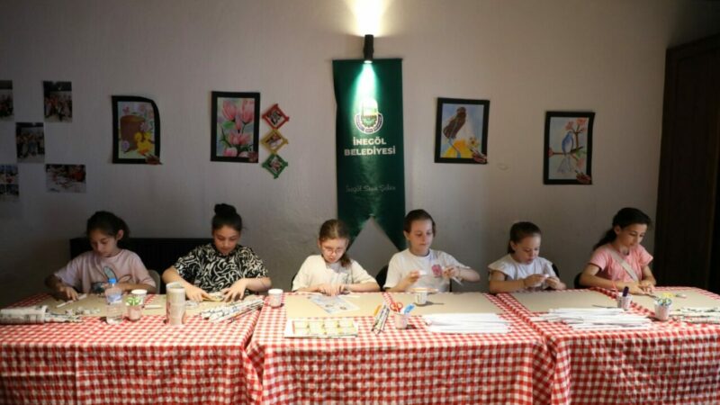 İnegöl’de çocuklar sanat atölyelerinde hem eğleniyor hem öğreniyor İnegöl Belediyesi yaz tatilinde düzenlediği ücretsiz Sanat Atölyesi etkinlikleriyle çocukların