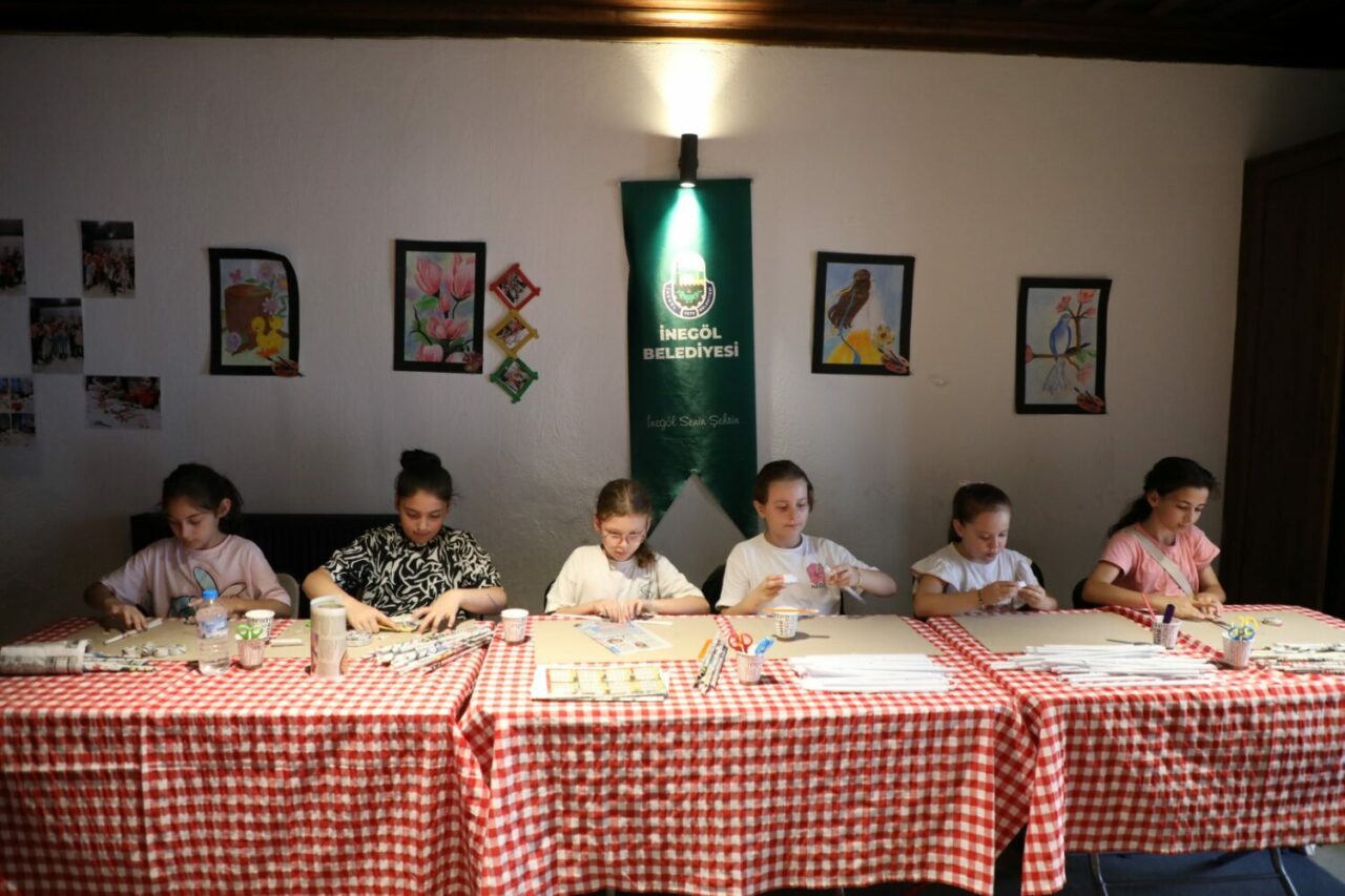 İnegöl’de çocuklar sanat atölyelerinde hem eğleniyor hem öğreniyor