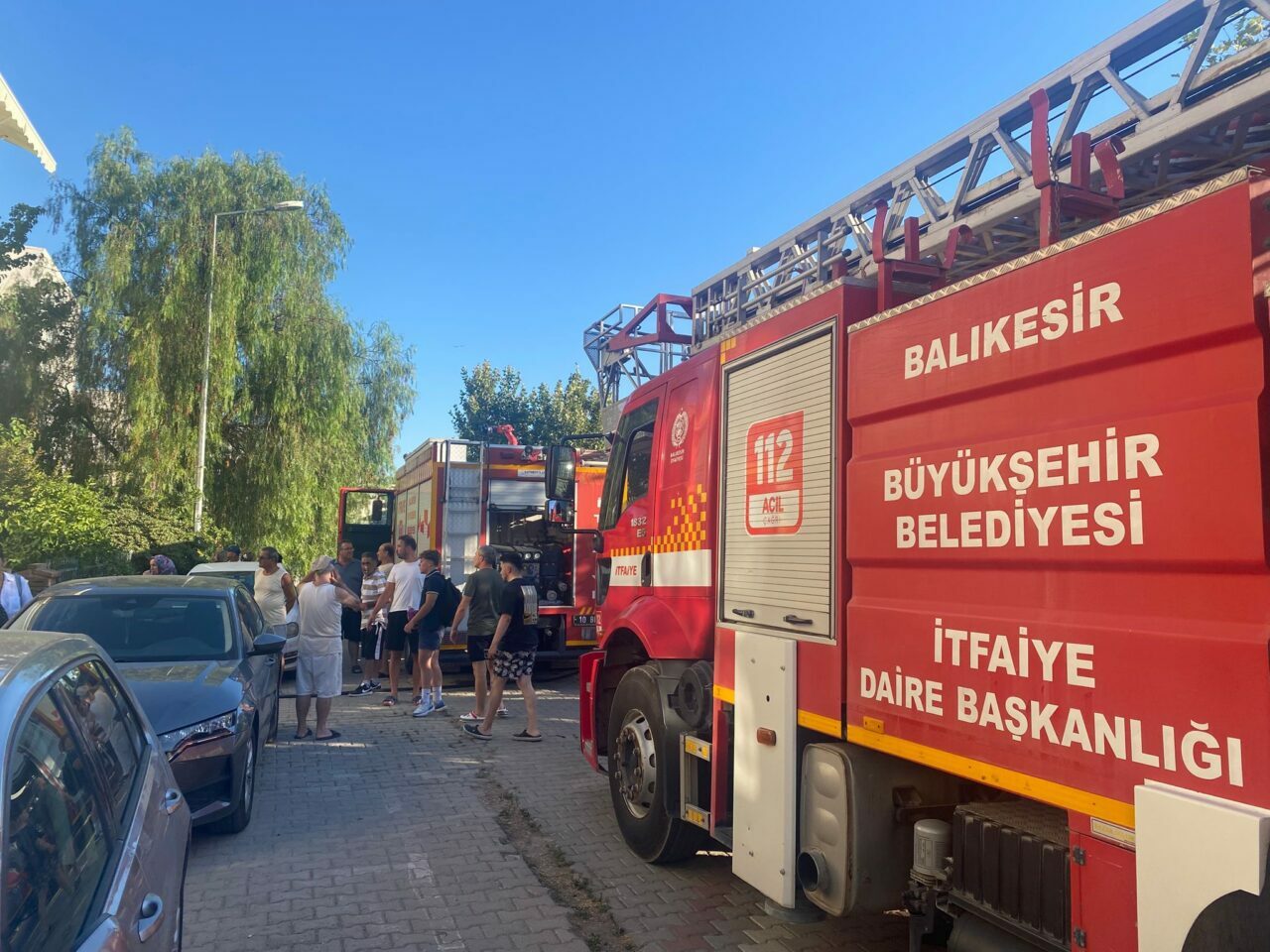 Balıkesir’de yangın: 2 kişi dumandan etkilendi Balıkesir’de yangın: 2 kişi dumandan etkilendi