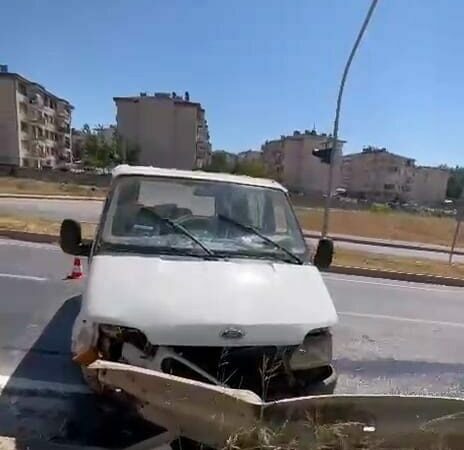 Bursa’da bir kaza daha: Bariyerlere girdi Bursa'nın İnegöl ilçesinde bariyerlere çarpan minibüsün şoförü Hayrettin D. (51),