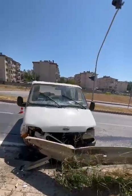 Bursa’da bir kaza daha: Bariyerlere girdi