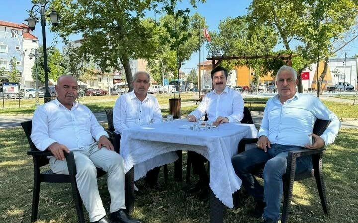 Başkan Ercan Özel, makamını parka taşıdı Yenişehir Belediye Başkanı Ercan Özel, makamını ilçede bulunan millet bahçesine